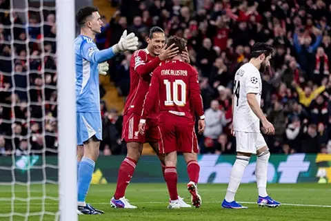 يعرف طريق الشباك.. رأسية ماك أليستر تمنح ليفربول الأفضلية في دوري الأبطال (فيديو)